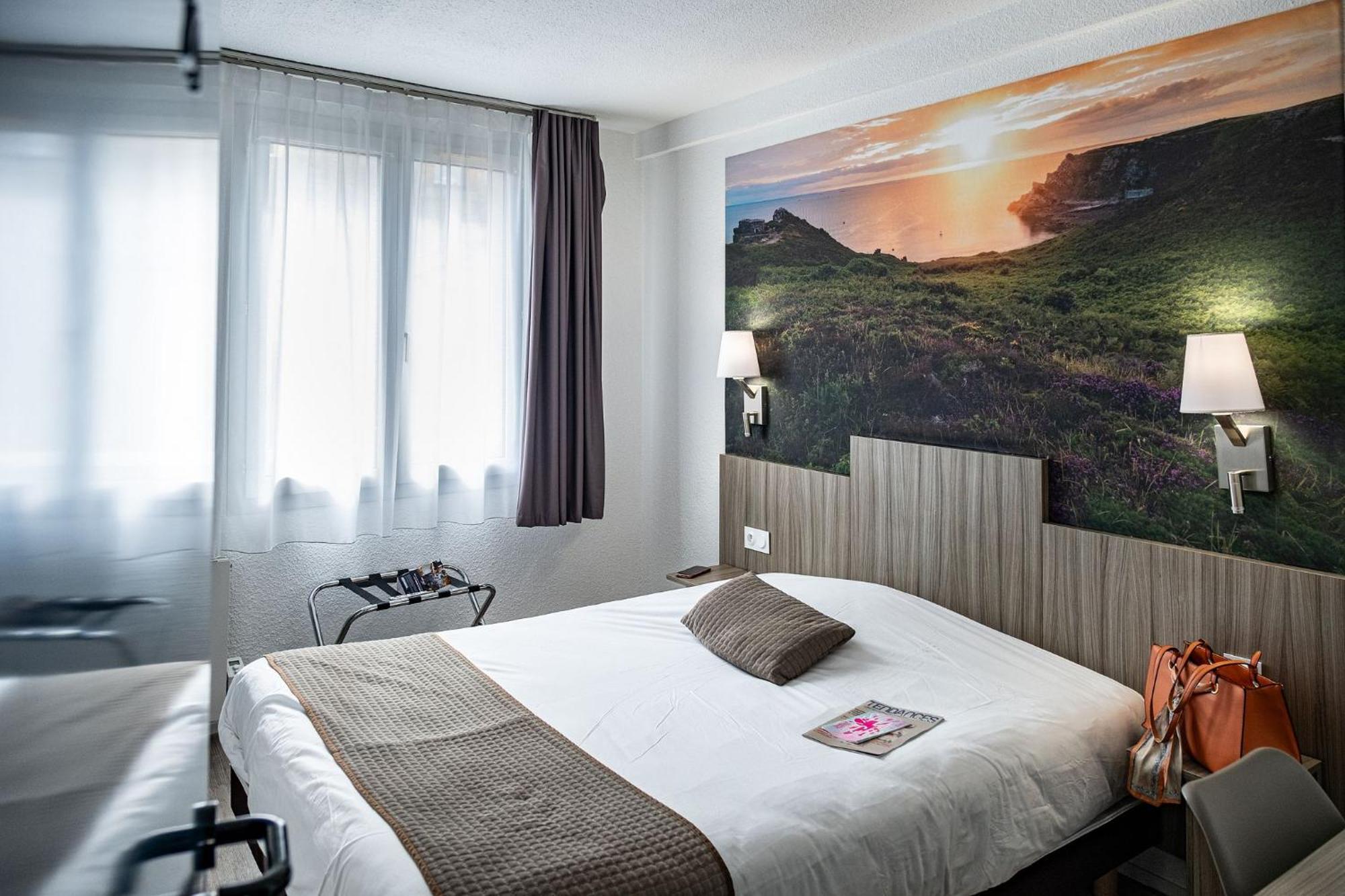 Contact Hotel Du Champ De Mars De 쎙브히육 외부 사진