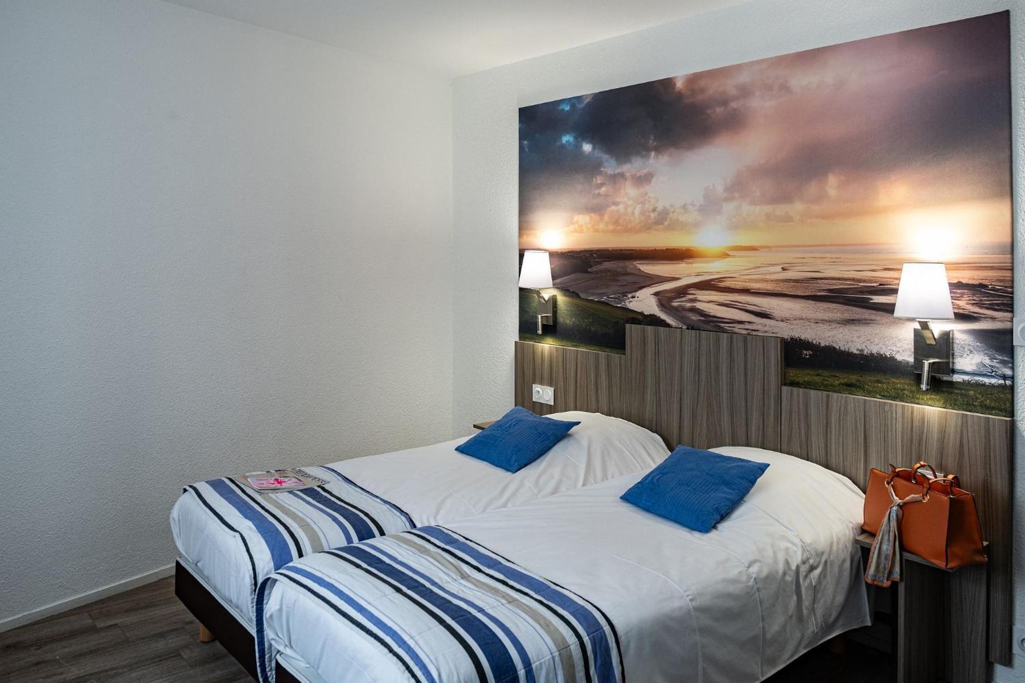 Contact Hotel Du Champ De Mars De 쎙브히육 외부 사진