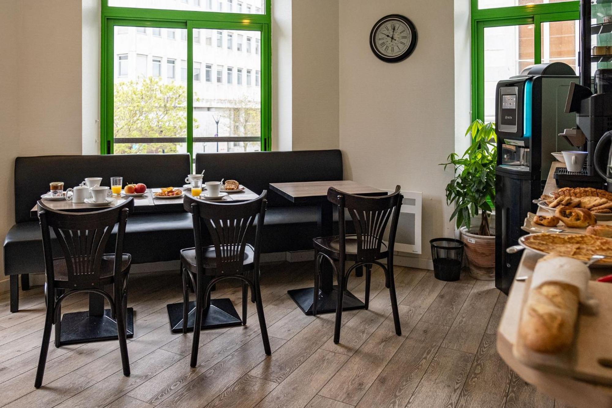 Contact Hotel Du Champ De Mars De 쎙브히육 외부 사진
