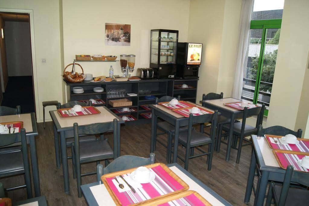 Contact Hotel Du Champ De Mars De 쎙브히육 외부 사진